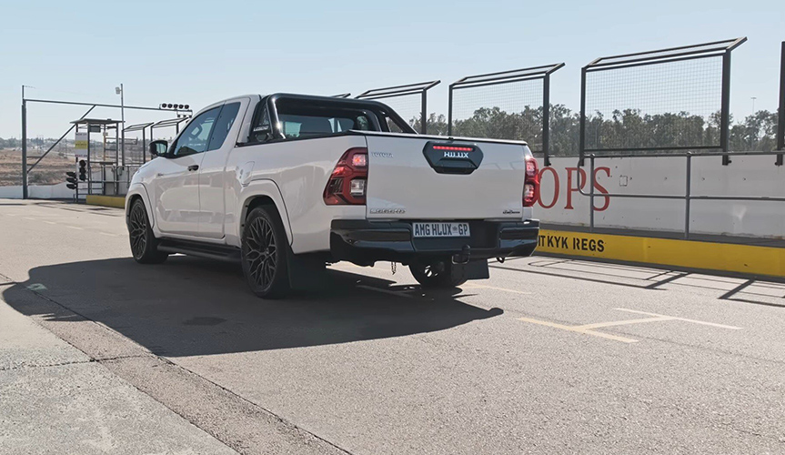На пикап Toyota Hilux установили двигатель от Mercedes-AMG (видео)