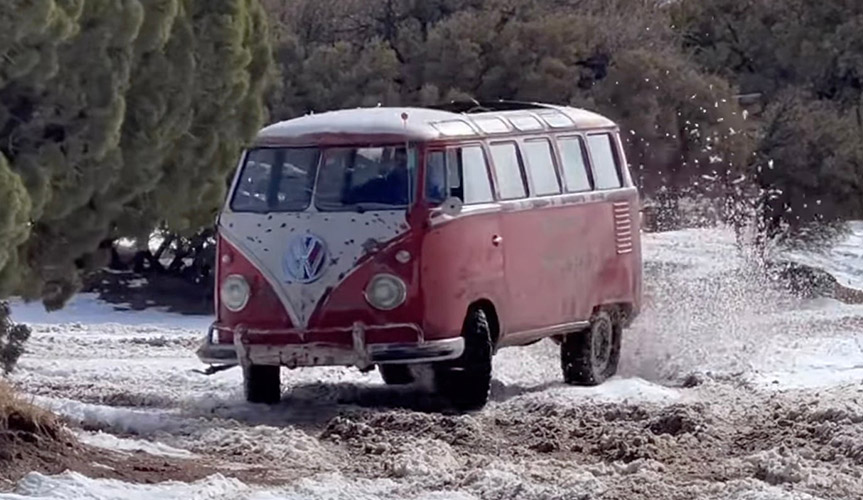 Владелец испытывает ретро-фургон Volkswagen Type 2 на бездорожье (видео)