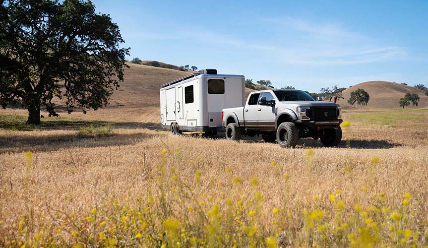 Калифорнийская компания Living Vehicle представила Travel Trailer 2023-го модельного года