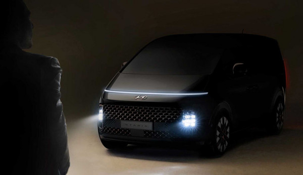 Компания Hyundai опубликовала изображения нового минивэна STARIA