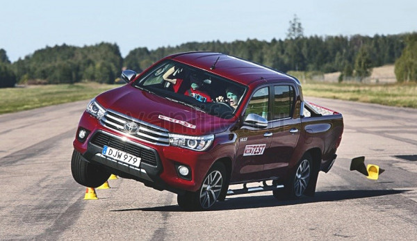 Пикап Toyota Hilux провалил «лосиный тест» Пикап Toyota Hilux провалил «лосиный тест»